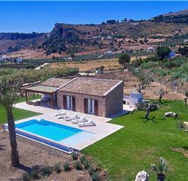 3 bedroom villa with infinity pool and jacuzzi, Scopello, sleeps 5-6